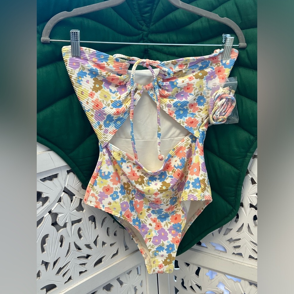 NWOT Billabong women’s Tanlines Andrew one piece. Color: Coral Craze floral